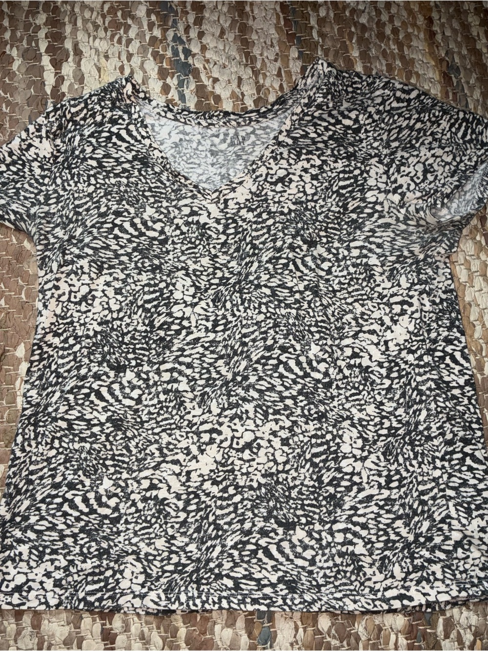 Black & White Patterned V-Neck Women's Top